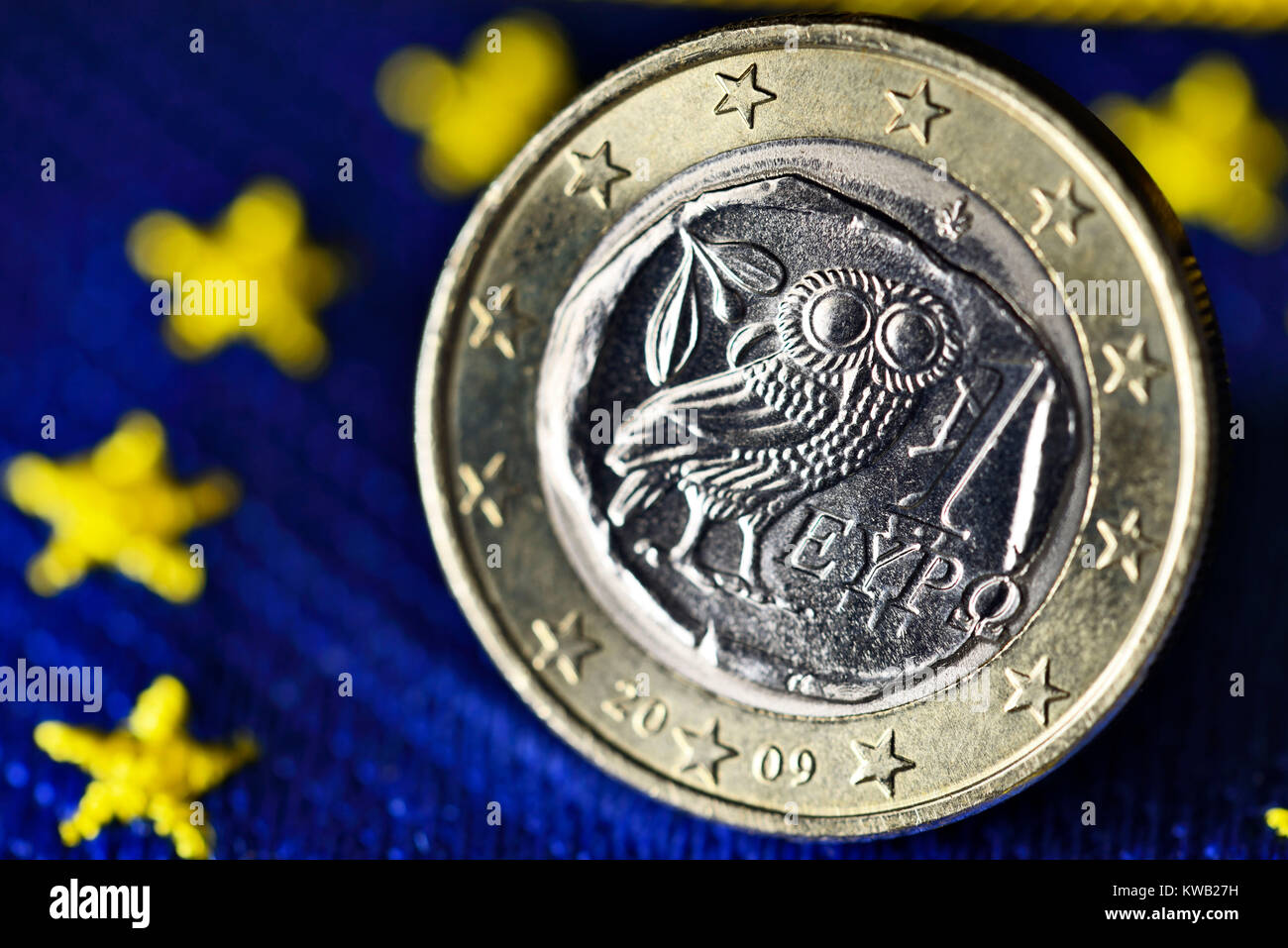 Euro-Monedas griegas uno sobre la bandera de la UE, Griechische Ein-Euro-M?nze auf UE-Fahne, Griechische Ein-Euro-Muenze auf UE-Fahne Foto de stock