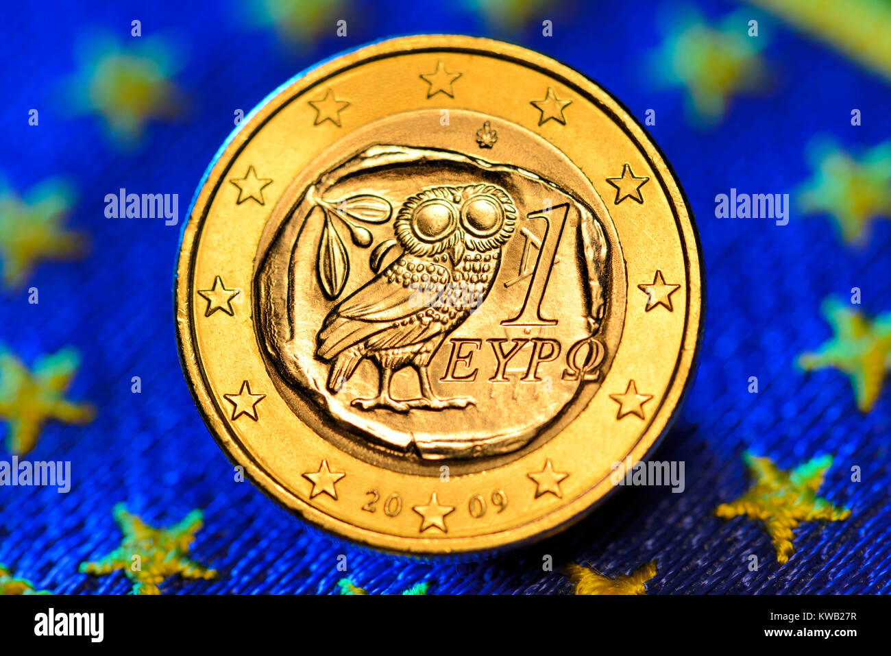 Euro-Monedas griegas uno sobre la bandera de la UE, Griechische Ein-Euro-M?nze auf UE-Fahne, Griechische Ein-Euro-Muenze auf UE-Fahne Foto de stock