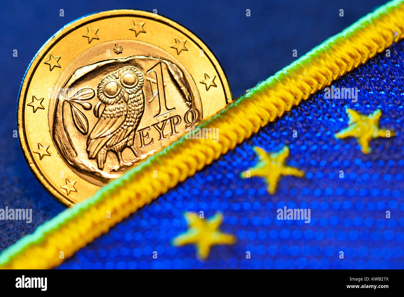 Euro-Monedas griegas uno sobre la bandera de la UE, Griechische Ein-Euro-M?nze auf UE-Fahne, Griechische Ein-Euro-Muenze auf UE-Fahne Foto de stock
