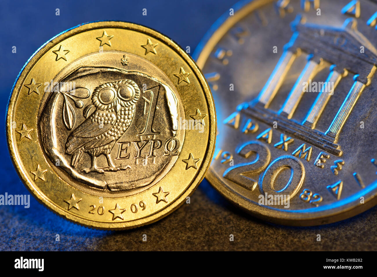 Euro-Monedas Griegas y un drachm, Griechische Ein-Euro-M?nze und Drachme, Griechische Ein-Euro-und Drachme Muenze Foto de stock
