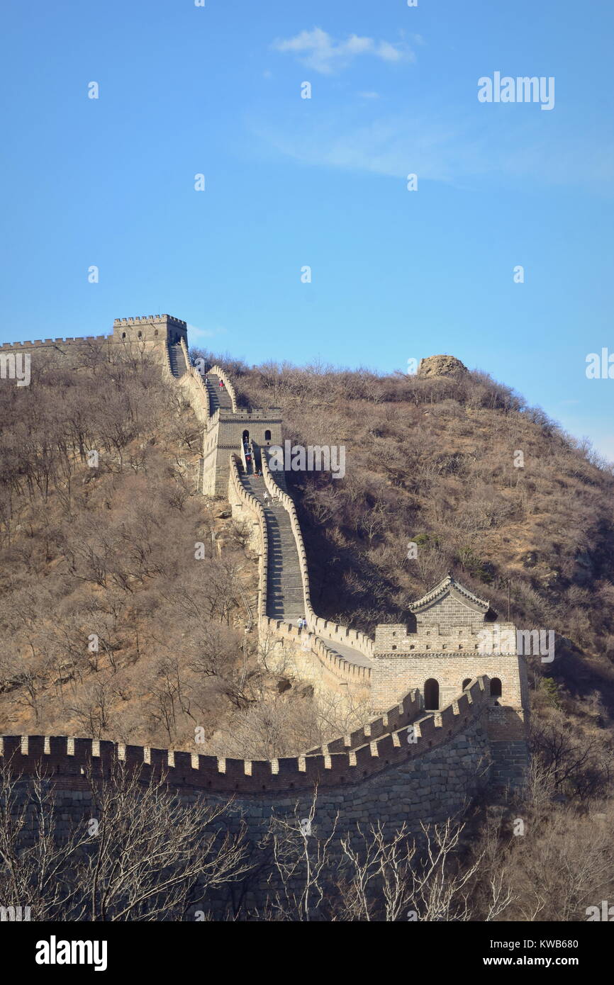 Gran Muralla China Beijing camino de montañas con vegetación de invierno y tres torres vigías de la era Ming, la sección Mutianyu, Huairou Foto de stock
