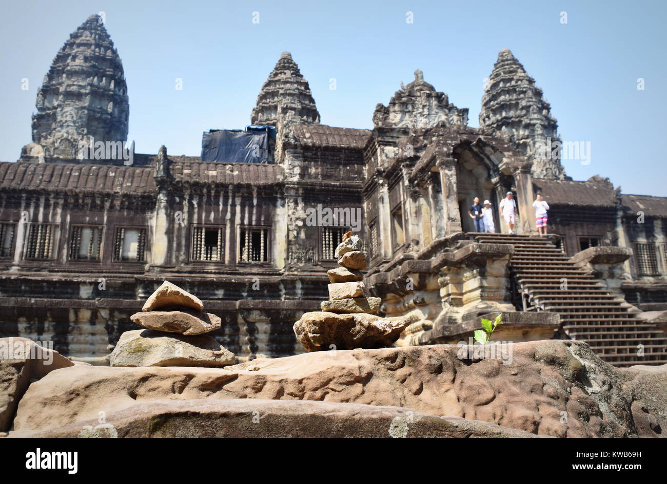 Impresionante entrada al antiguo templo de piedra de Angkor Wat en Camboya Foto de stock