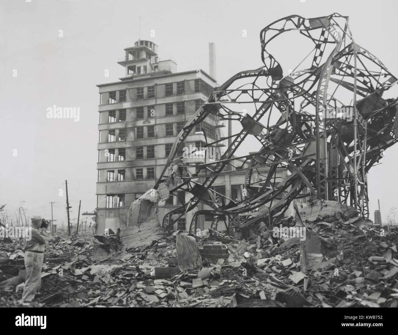 El fotógrafo (inferior izquierda) documentar ruinas en Hiroshima en 1947. Es posiblemente Stanley Troutman, regresando a las ruinas fotografió como fotógrafo en un combate el 7 de septiembre del 1945. Guerra Mundial 2. (BSLOC_2014_10_126) Foto de stock