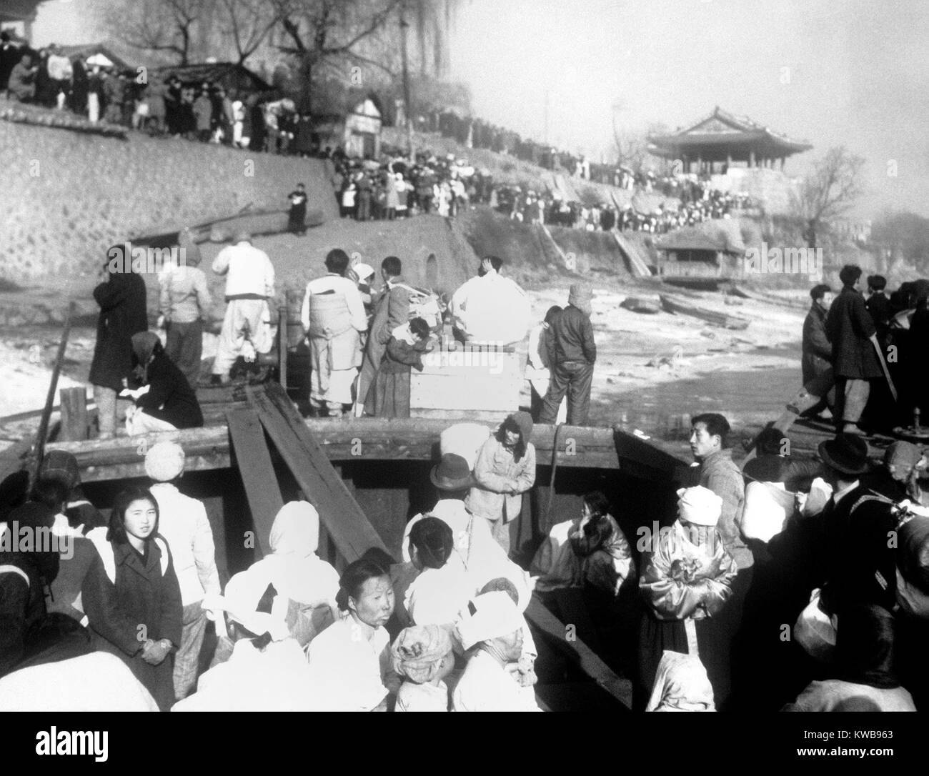 Los refugiados de Corea del Norte son evacuados por transbordadores en el río Taedong en Pyongyang, Corea. Están huyendo de las tropas chinas/Corea del Norte llegando como retirar las tropas de la ONU a Corea del Sur. Guerra de Corea, 1950-53. (BSLOC_2014_11_244) Foto de stock