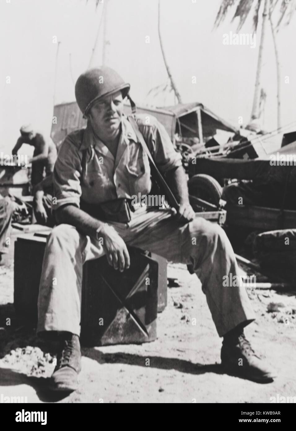 El capitán de marina de los EE.UU. Louis Hayward en Tarawa. Comandó una unidad fotográfica que filmó un documental titulado 'con los Marines en Tarawa" de 1944, que ganó el premio de la Academia al mejor corto documental (sujeto). En esta época se casó con Ida Lupino. El 06 de diciembre de 1943. Guerra Mundial 2. (BSLOC_2014_10_240) Foto de stock