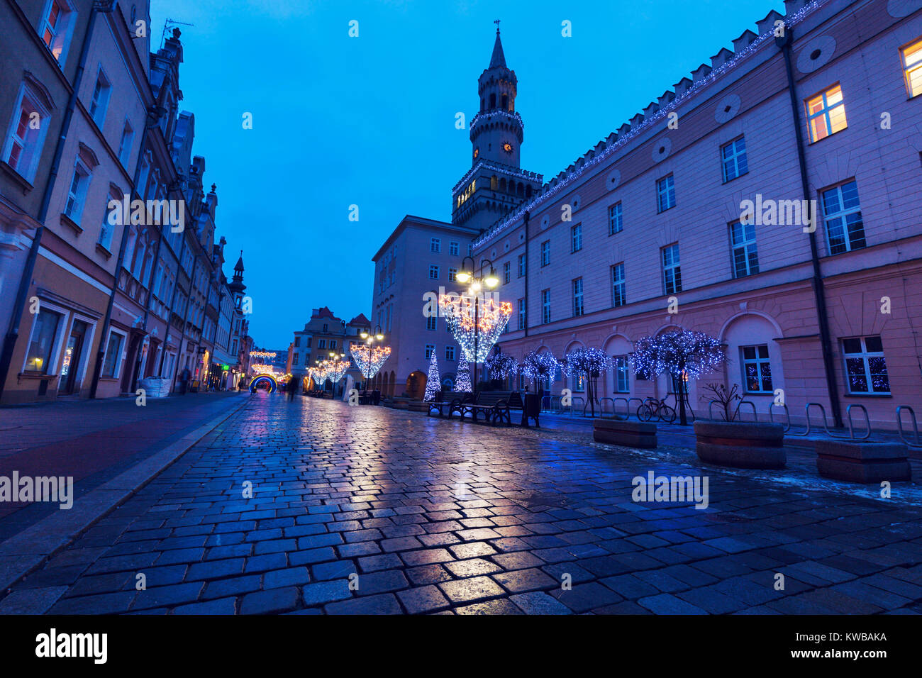 Ayuntamiento de Opole durante la noche. Opole, Opolskie, Polonia. Foto de stock