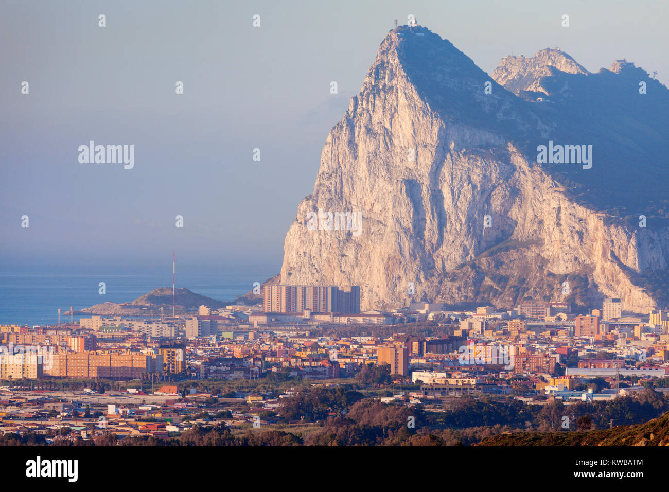 Panorama de Gibraltar visto desde la linea de la Concepcion. La Linea de la Concepcion, Andalucía, España. Foto de stock