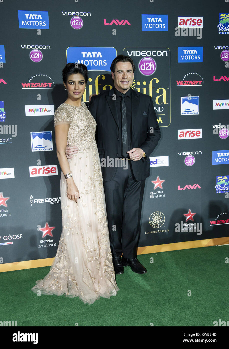 John travolta and priyanka chopra fotografías e imágenes de alta