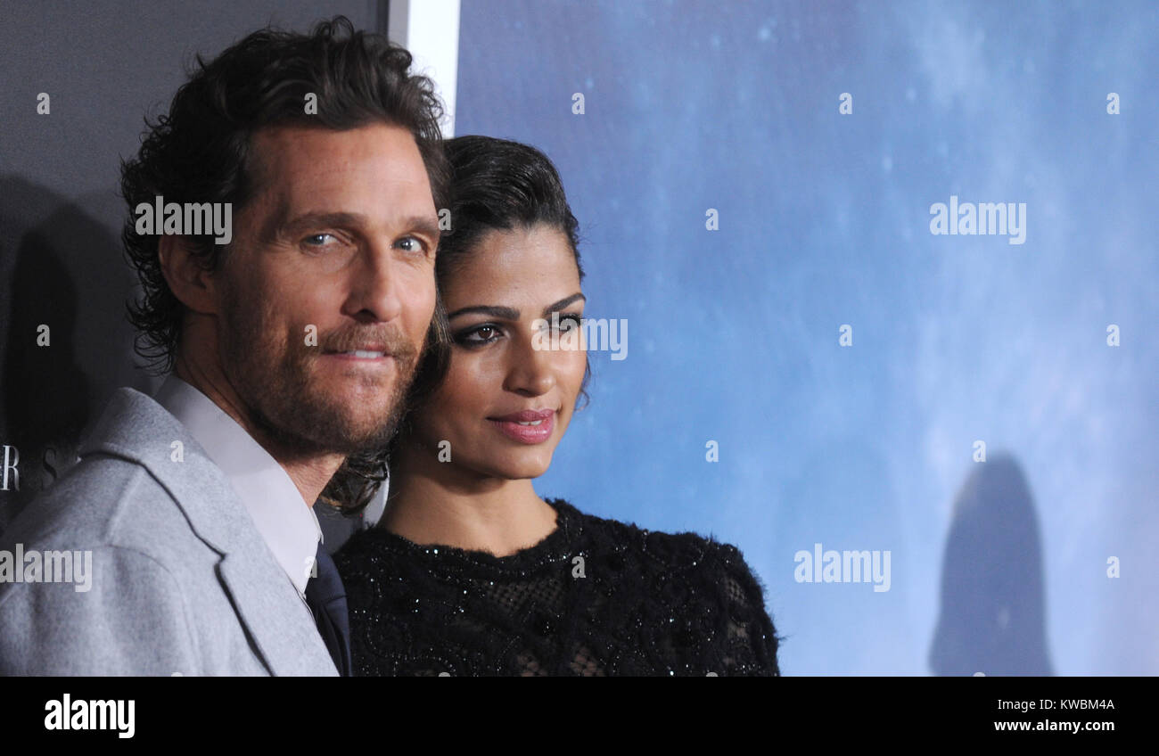 NEW YORK, NY - 03 noviembre: Matthew McConaughey, Camila Alves asiste al 'Interstellar' Nueva York Estreno en AMC Lincoln Square Theatre el 3 de noviembre de 2014 en la Ciudad de Nueva York la gente: Matthew McConaughey, Camila Alves Foto de stock