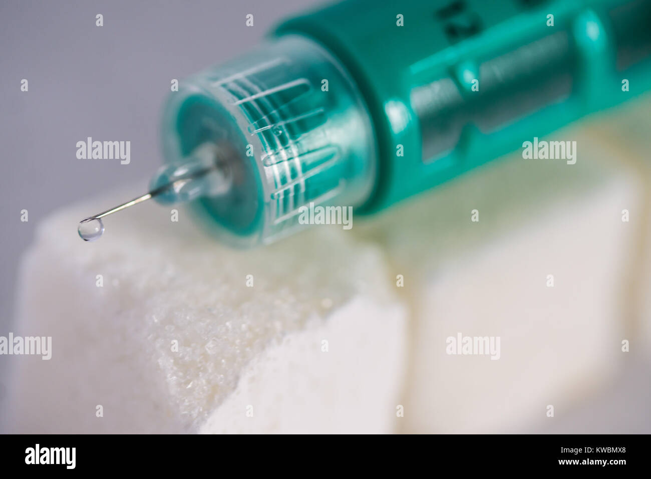 Concepto de imagen Diabetes problemas con pluma de insulina para diabéticos en la parte superior de terrones de azúcar Foto de stock