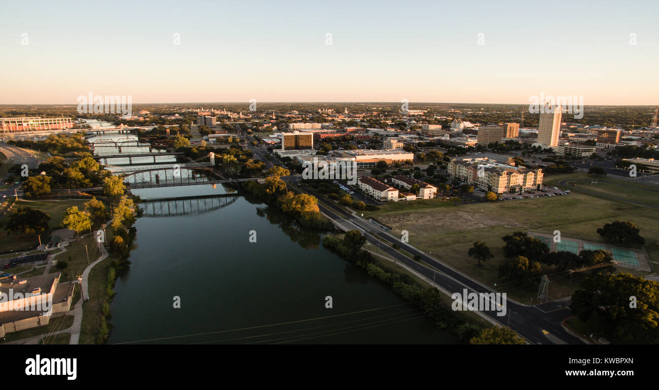 Sunset vienen a Waco, Texas y el centro de la ciudad enfrente del río Foto de stock