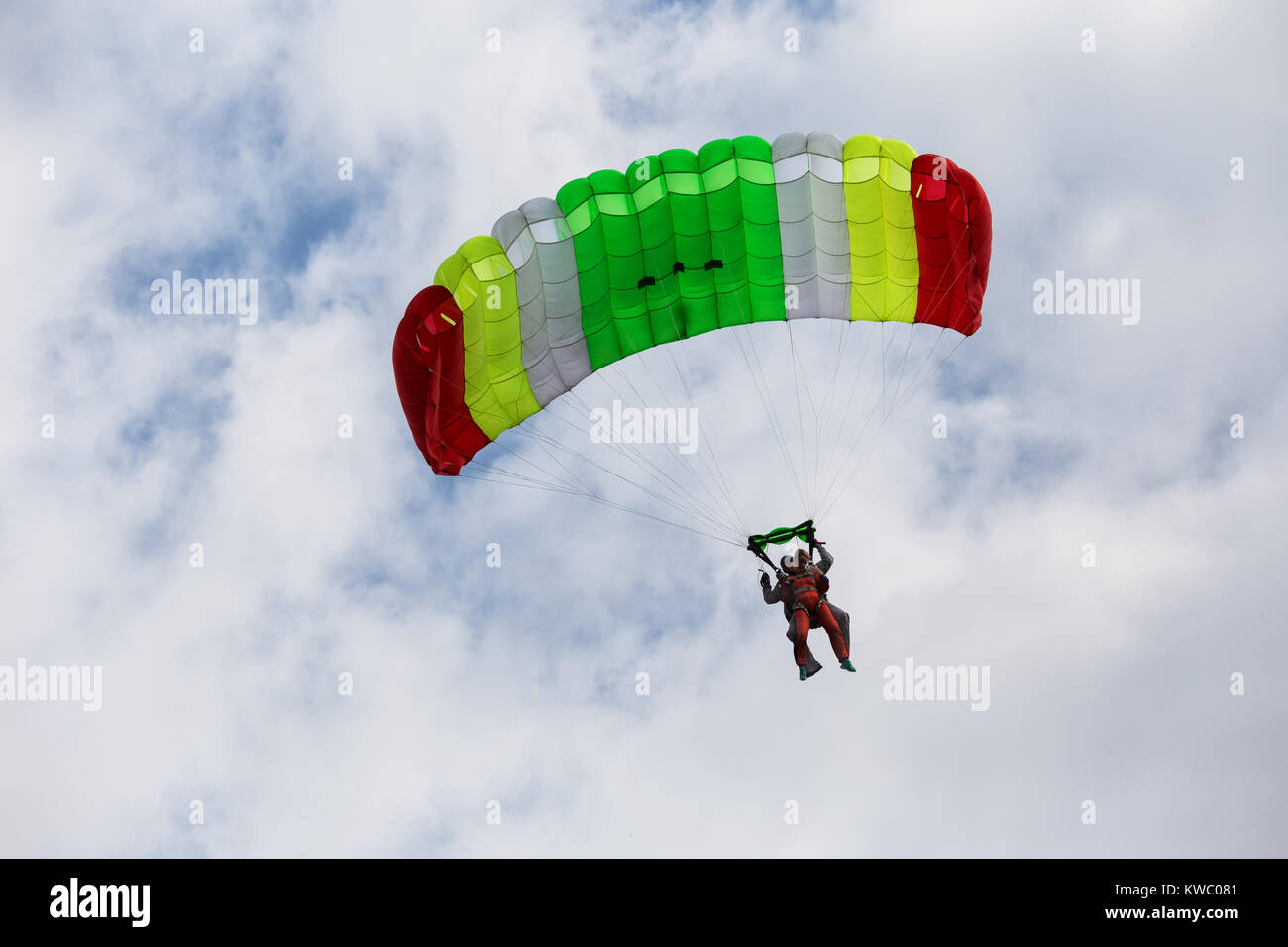 Descendente paracaidistas paracaídas tándem en color Foto de stock