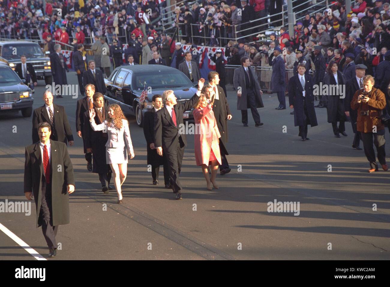 El Presidente Bill Clinton, caminar con el Chelsea y Hillary en el desfile inaugural de 1997. (BSLOC_2015_2_197) Foto de stock