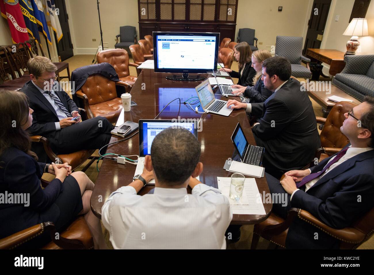 El presidente Barack Obama (centro, de vuelta a la cámara) en un vivir Twitter sesión de preguntas y respuestas. Roosevelt Room de la Casa Blanca, el 3 de diciembre del 2012. (BSLOC 2015 13 150). Foto de stock