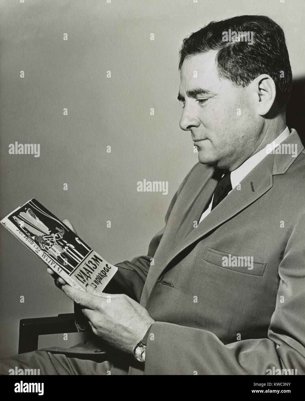 Morris B. Abram, Presidente del Comité Judío Americano, sosteniendo Federación libro antisemita. El 28 de febrero de 1964. Su trabajo humanitario incluido el activismo de los derechos civiles de los Afroamericanos y causas judías, y la Comisión de Derechos Humanos de la ONU. (BSLOC 2015 14 156) Foto de stock