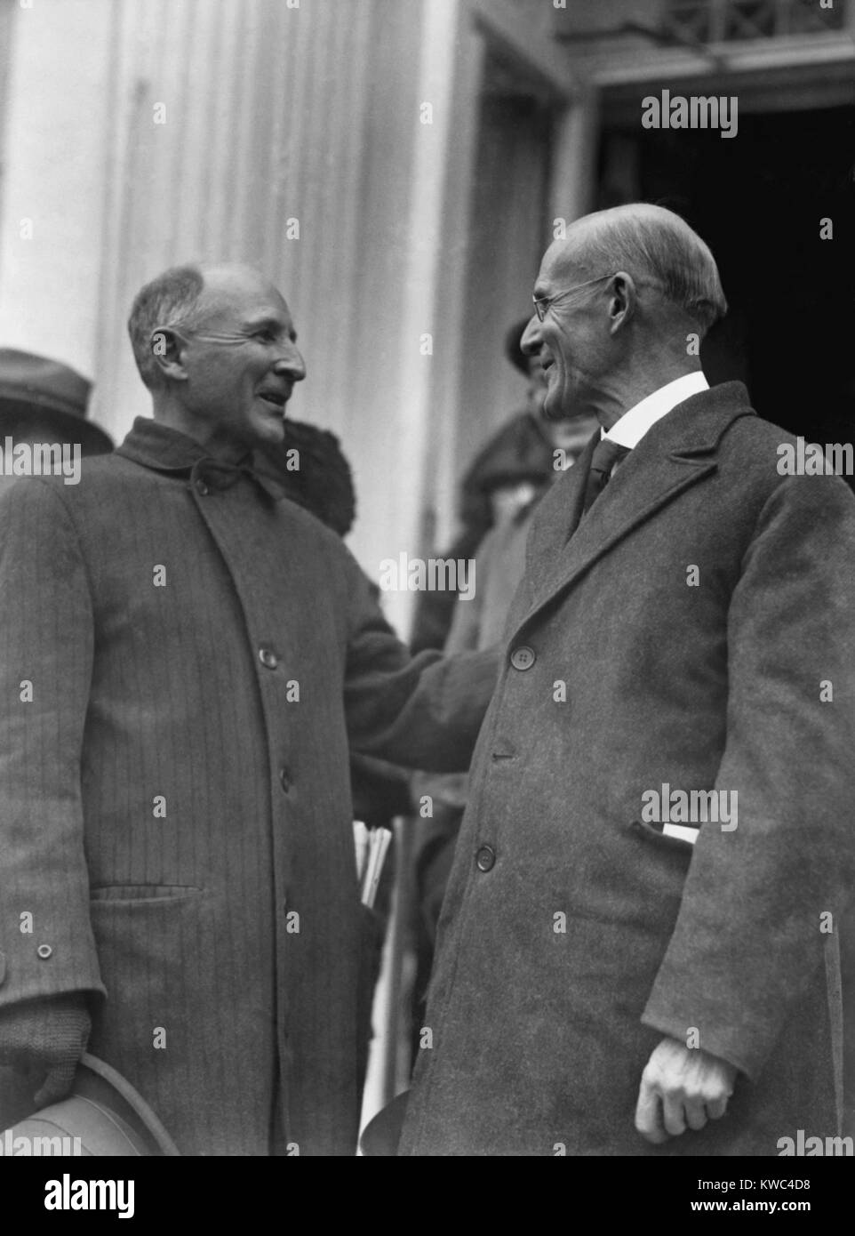 Eugene Debs (derecha) hacia su hermano Theodore tras su liberación de la Penitenciaría Federal de Atlanta. El presidente Warren G. Harding conmutó la pena por oponerse a la WW1 en diciembre de 1921, y lo invitó a visitar la Casa Blanca. (BSLOC 2015 15 184). Foto de stock