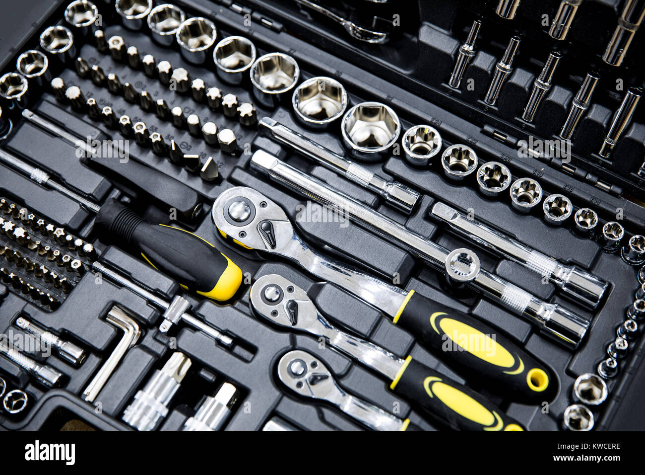 Kit de herramientas mecánicas en el recuadro negro Fotografía de stock -  Alamy
