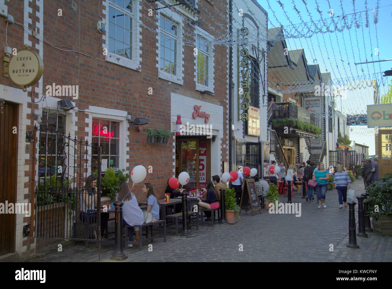 Bares y restaurantes comiendo comida y bebida Glasgow en el sol del verano Ashton Lane, Glasgow, Reino Unido Foto de stock