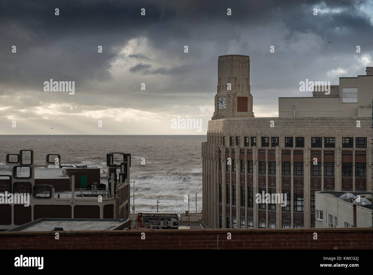 Antiguo edificio Woolworths Blackpool con el espectacular cielo Foto de stock