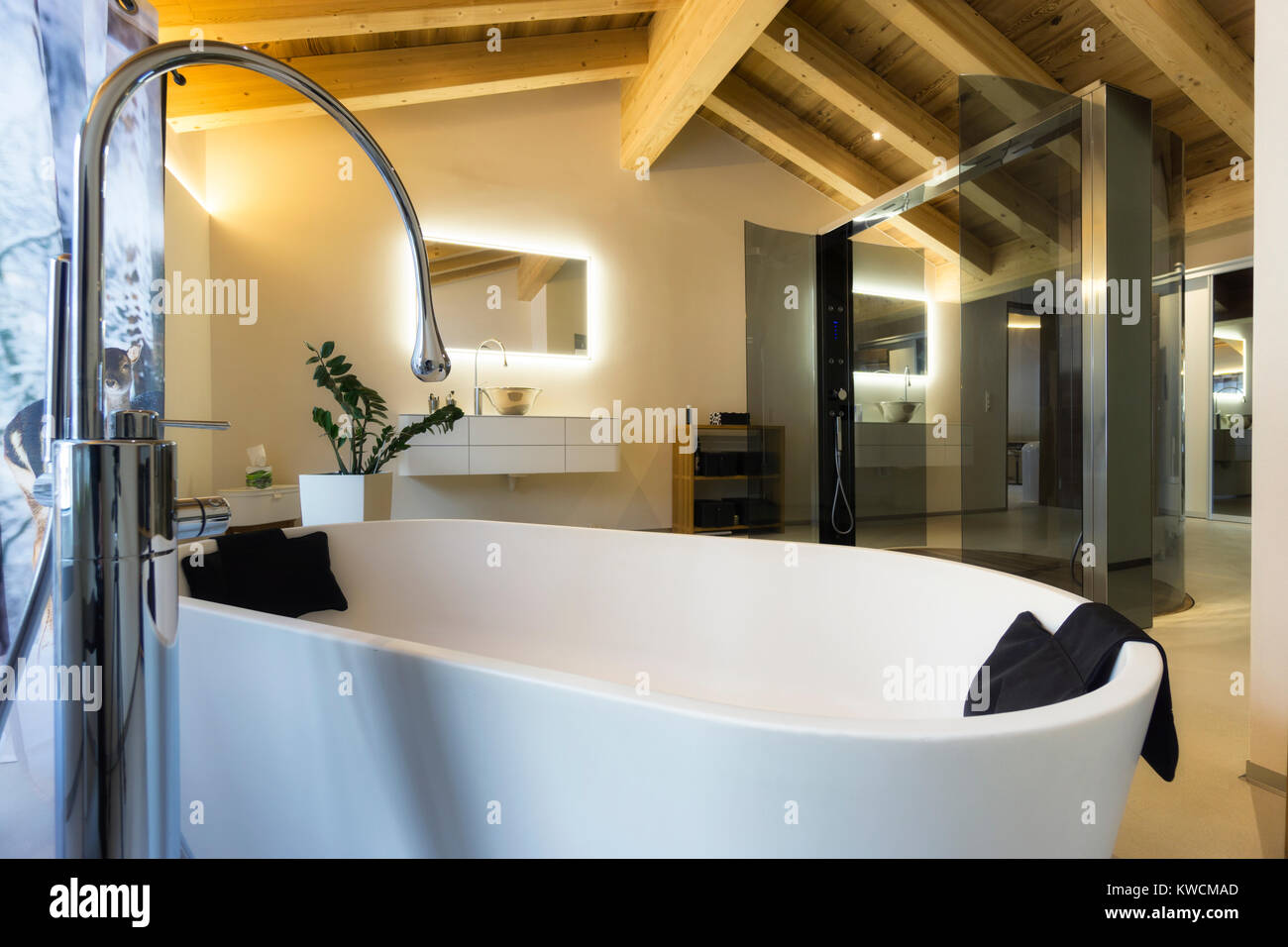 Cuarto de baño de lujo con bañera y techo de madera Foto de stock
