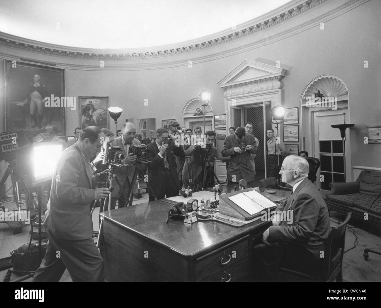 El presidente Harry Truman antes una dirección de radio y televisión sobre desarme. El 7 de noviembre, 1951. - (BSLOC_2014_15_81) Foto de stock