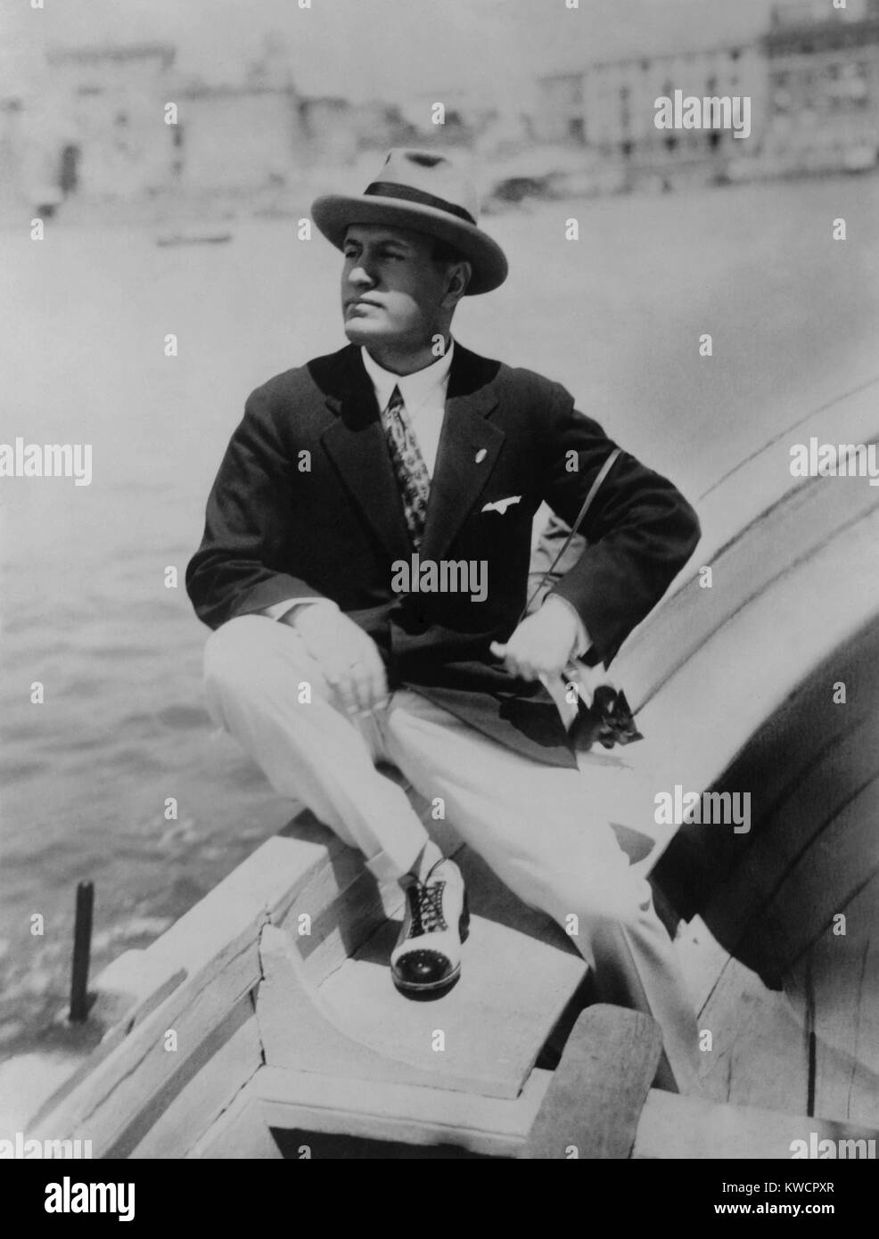 Benito Mussolini sentado en el barco, mirando hacia la izquierda, vestido con traje de verano. Ca.1915-1925. - (BSLOC 2015 1 40) Foto de stock