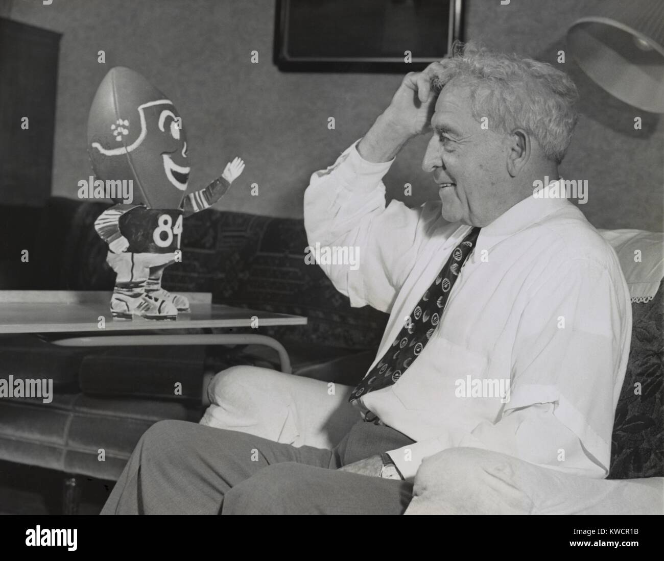 Amos Alonzo Stagg sonriente en el fútbol criatura. En su 84 cumpleaños, el fútbol ha sido pionero de coaching para más de la mitad de un siglo. El 6 de agosto de 1946. - (BSLOC 2014 17 171). Foto de stock