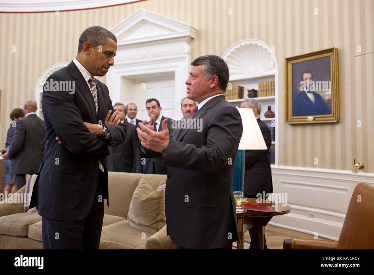 El presidente Barack Obama habla con el Rey Abdullah II de Jordania en la Oficina Oval. El 17 de enero de 2012 (BSLOC 2015 3 181) Foto de stock