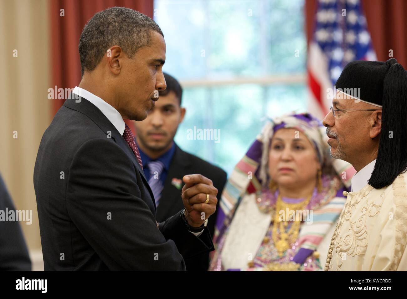 El presidente Barack Obama habla con el embajador libio Ali Suleiman Aujali y su familia. En la ceremonia de acreditación de Embajador en la Oficina Oval, Septiembre 9, 2011 (BSLOC 2015 3 187) Foto de stock