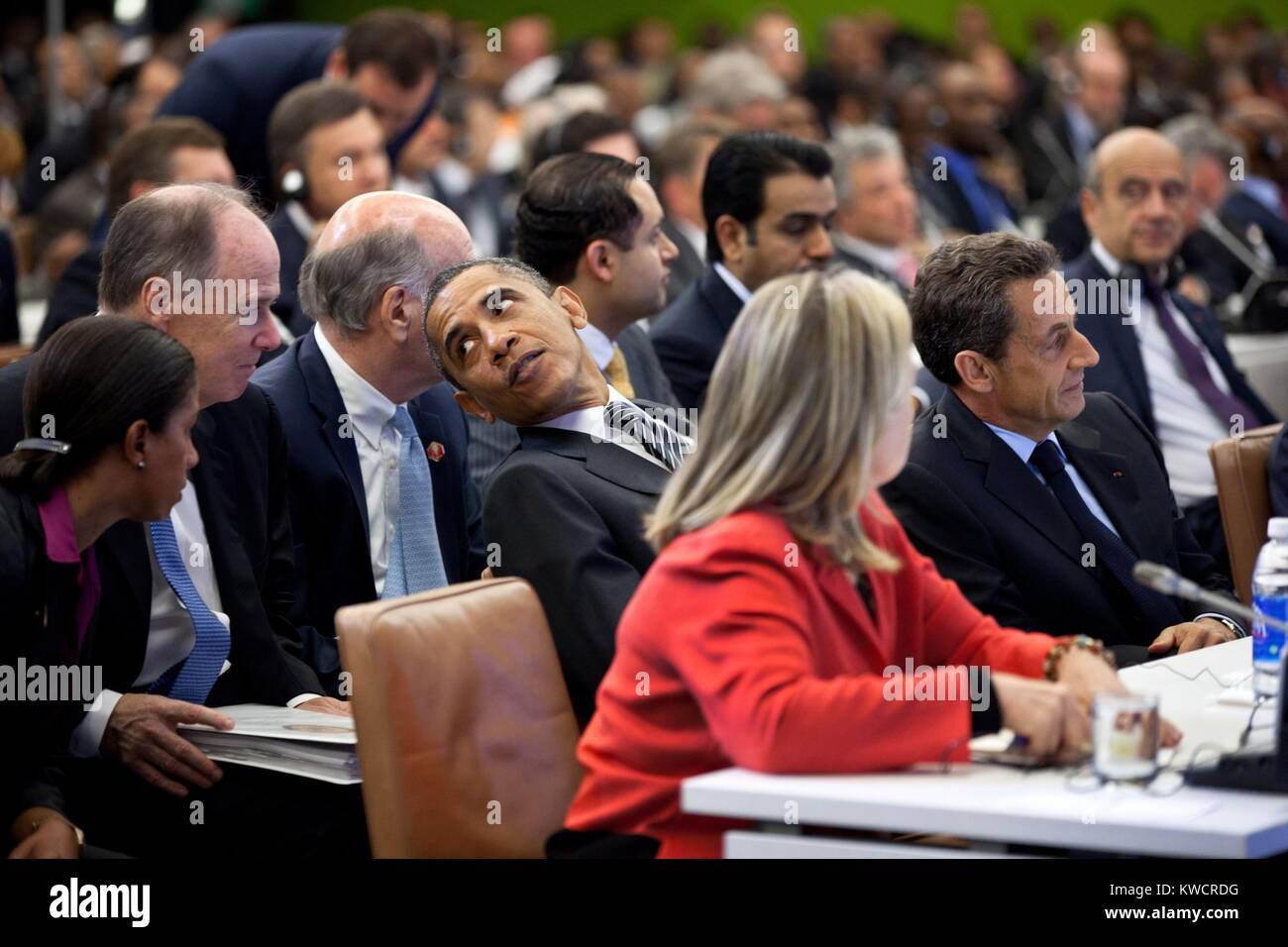 El presidente Barack Obama habla con la Asesora de Seguridad Nacional, Tom Donilon y Susan Rice. Estaban en una reunión de alto nivel sobre Libia en las Naciones Unidas, en Nueva York, el 20 de septiembre, 2011. A la derecha, Hillary Clinton, y el Presidente de Francia, Nicolas Sarkozy. (BSLOC 2015 3 188) Foto de stock