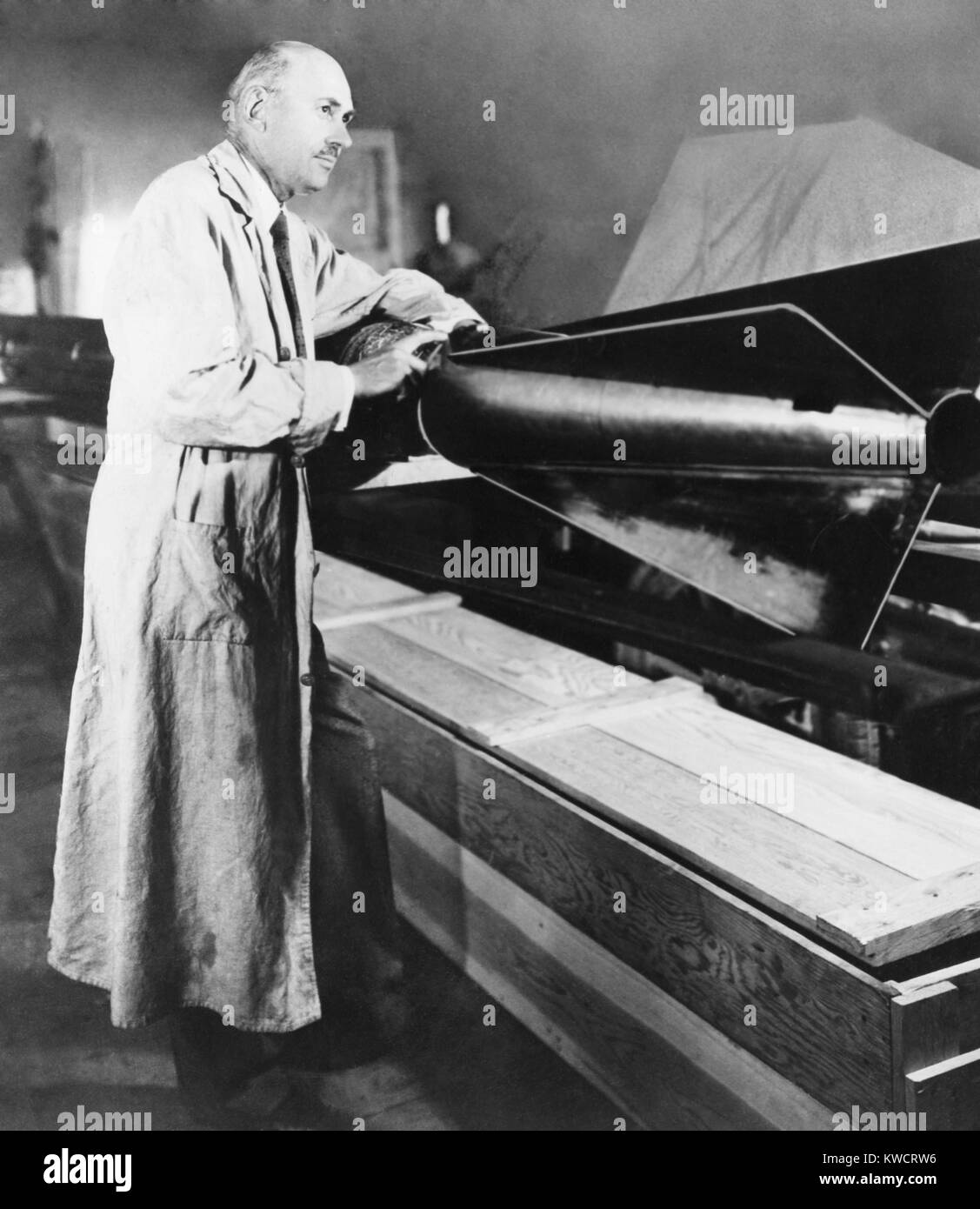 Robert Hutchings Goddard montando un cohete con aletas de cola. El 26 de diciembre de 1937. La familia Guggenheim, especialmente Harry Guggenheim, apoyó la labor de Goddard en 1930. Roswell, Nuevo Mexico (BSLOC 2015 1 75) Foto de stock