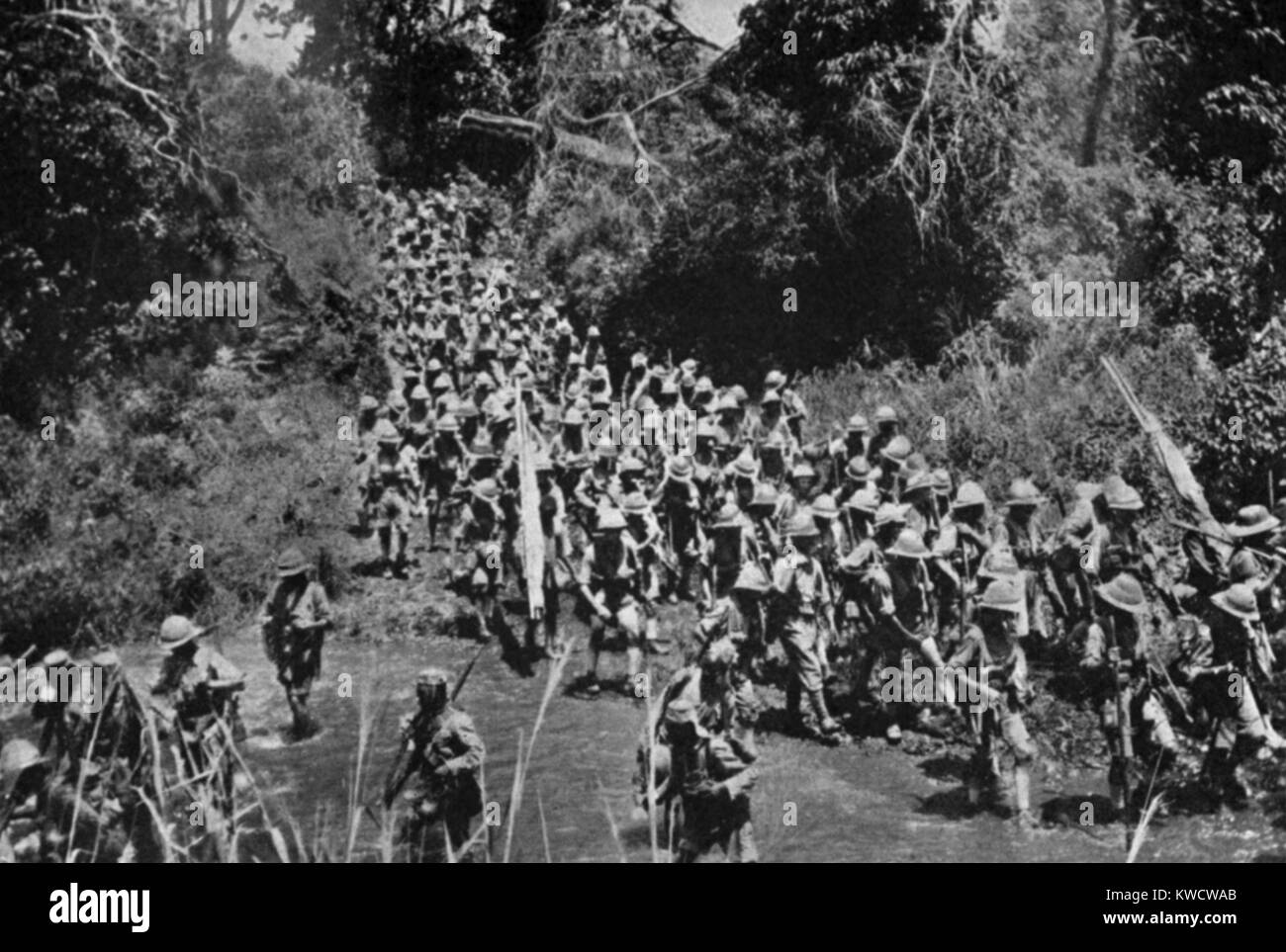 La primera guerra mundial en África. Las tropas africanas británicas sobre la marcha al Kilimanjaro. La operación comenzó el 25 de febrero de 1916 y terminó el 22 de marzo de 1916, cuando los británicos tomaron posesión de la montaña de las fuerzas coloniales alemanes. (BSLOC 2013 1 44) Foto de stock