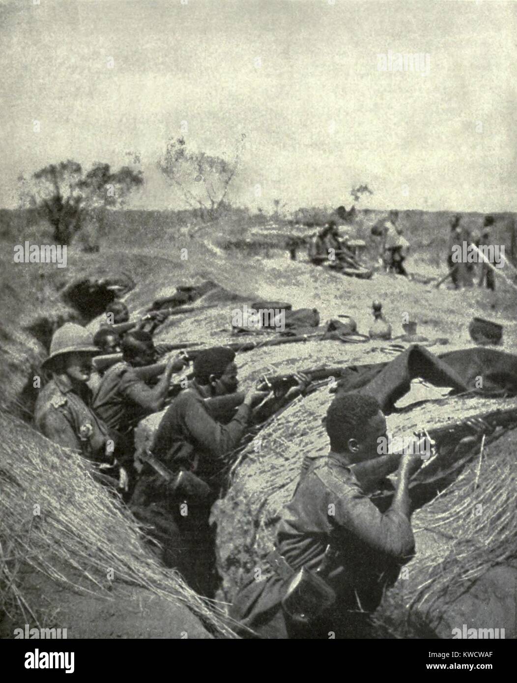 La primera guerra mundial en África. Las tropas africanas en un campo atrincherado en la práctica del rifle. Están entrenados para usar armas modernas por fuerzas africanas británicas bajo el mando del General Van de Venter. Ca. 1917. (BSLOC 2013 1 47) Foto de stock