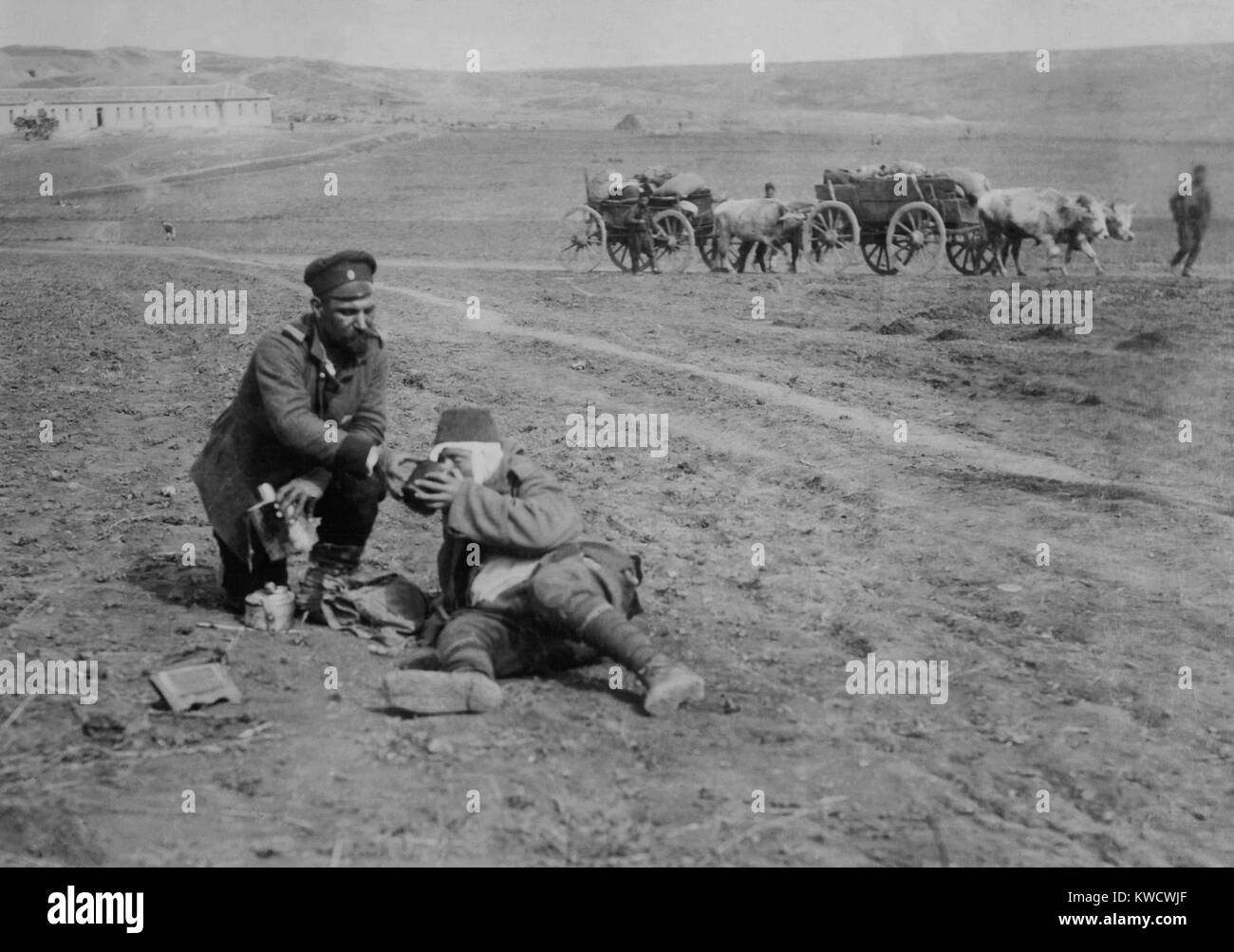 Asedio otomano de Adrianópolis (Edirne) por Bulganian y las fuerzas serbias, el 3 de noviembre de 1912 -el 26 de marzo de 1913. Soldado búlgaro dando agua a morir Turk (BSLOC 2017 1 144). Foto de stock