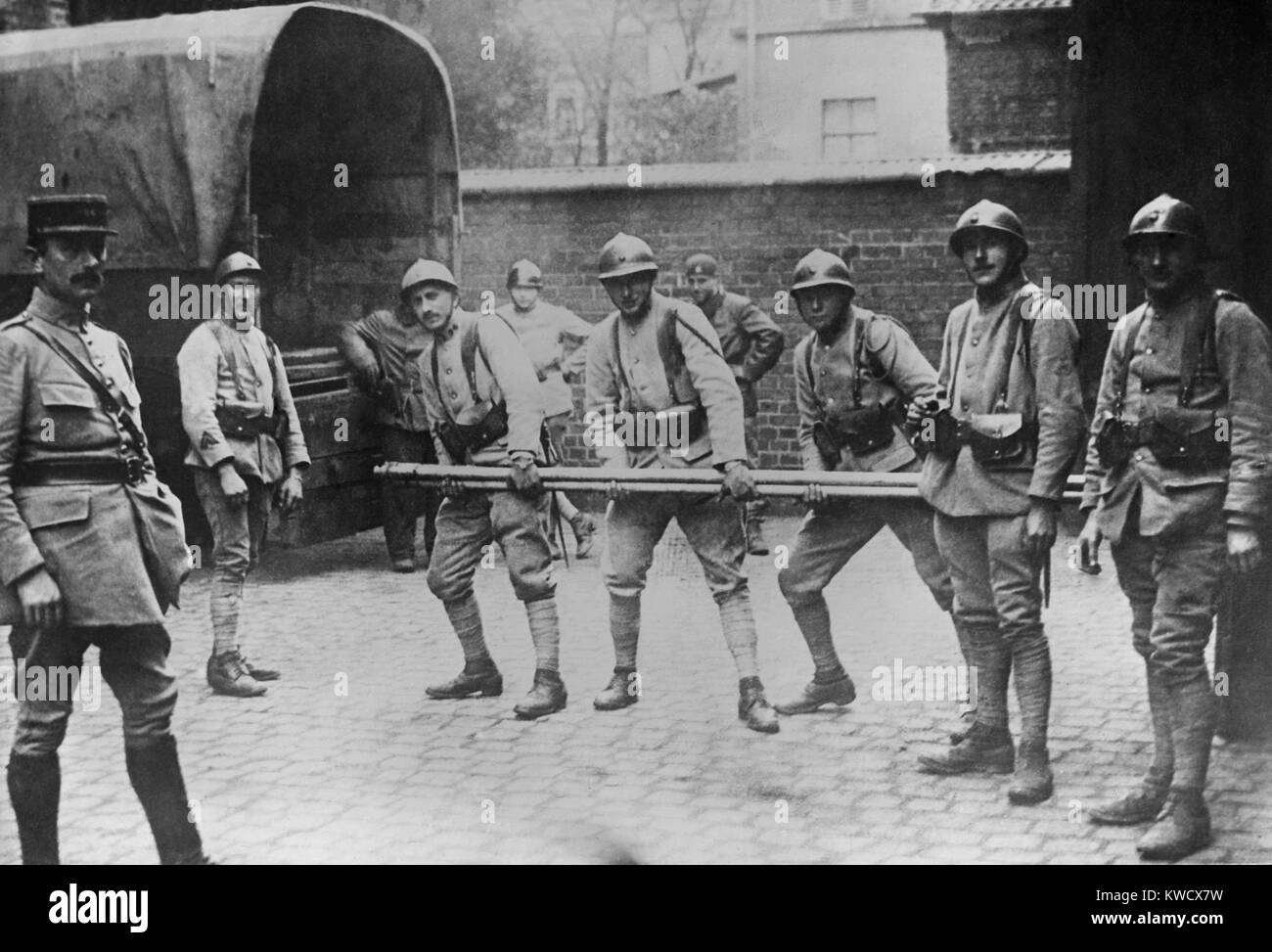 Los soldados franceses requisición de tubo de hierro en el Ruhr, extracción de pago alemana WW1 reparaciones, 1923-25 (BSLOC 2017 2 65) Foto de stock