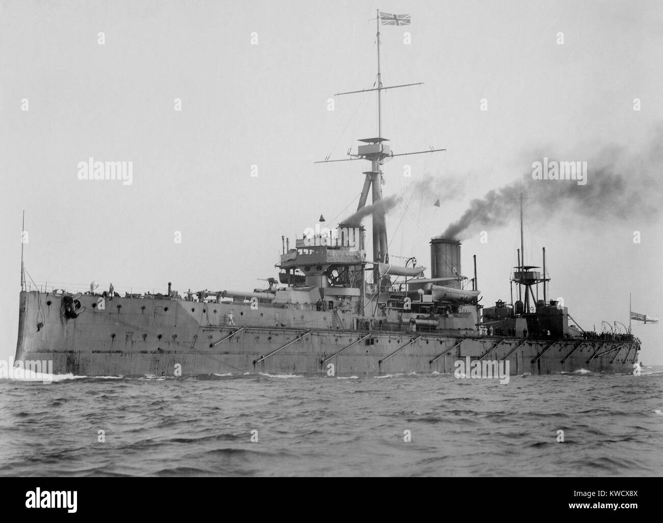El acorazado británico HMS Dreadnought, cuyo diseño revolucionó la potencia naval, 1906. Ella tenía una batería principal torreada de grandes cañones, estaba propulsado por turbinas de vapor, había pesada armadura protegiendo las torretas y revista central inferior (BSLOC 2017 2 91) Foto de stock