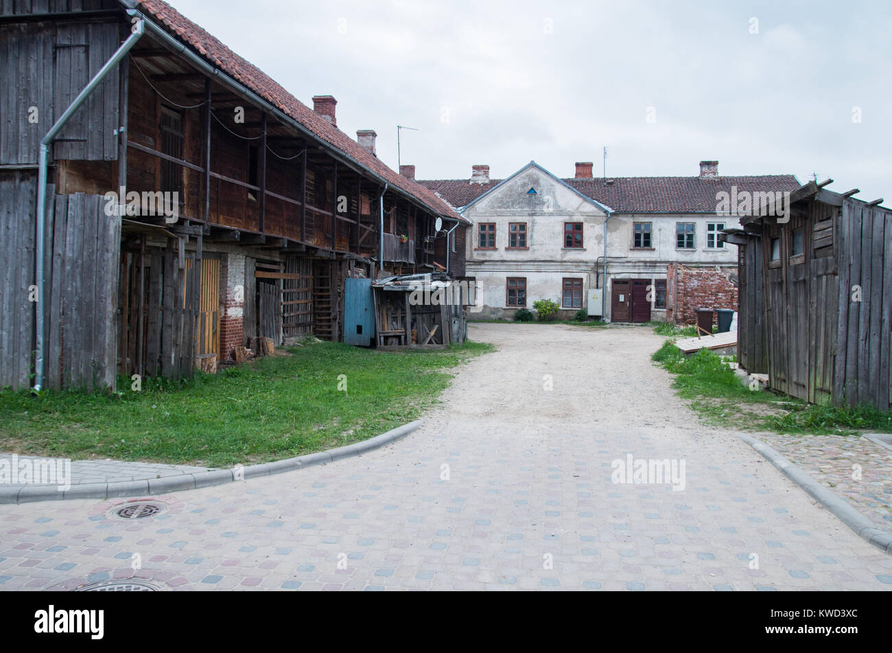 Vista de un patio de una antigua casa de la era soviética con cobertizos de madera. Foto de stock