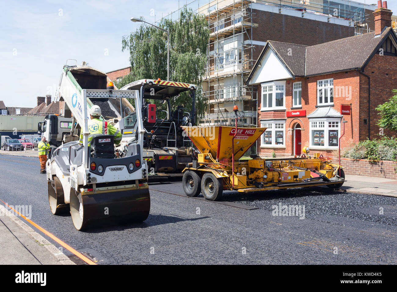 Repavimentación vial en el trabajo de maquinaria, Queensway, Bletchley, Milton Keynes, Buckinghamshire, Inglaterra, Reino Unido Foto de stock