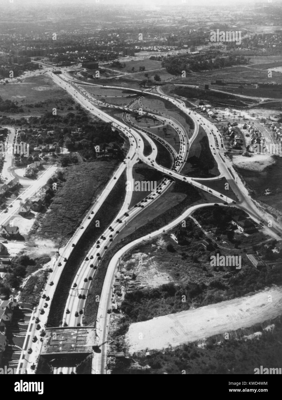 Vista aérea de la autopista de acceso limitado en Long Island. Las nuevas carreteras proporcionan acceso desde el creciente suburbio de la ciudad de Nueva York. Ca. 1946. (BSLOC 2014 13 190) Foto de stock