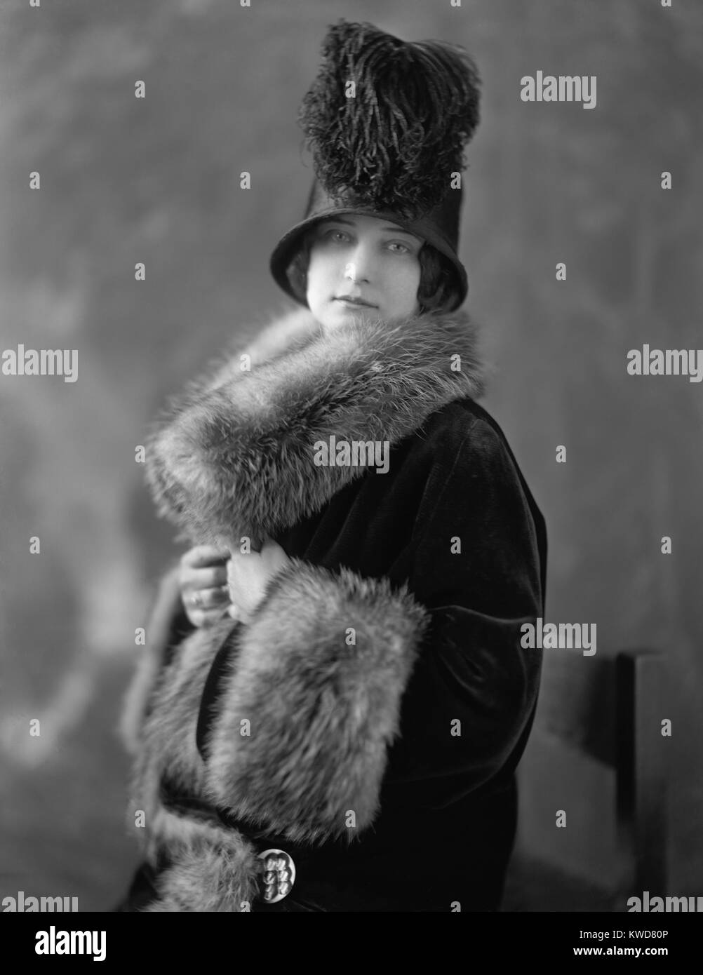 Las mujeres vestidas con pieles de terciopelo forrado de pieles opulentas  abrigo con cuello y puños. Su 1920s cloche hat es adornado con plumas de  avestruz. (BSLOC 2015 16 243 Fotografía de stock - Alamy