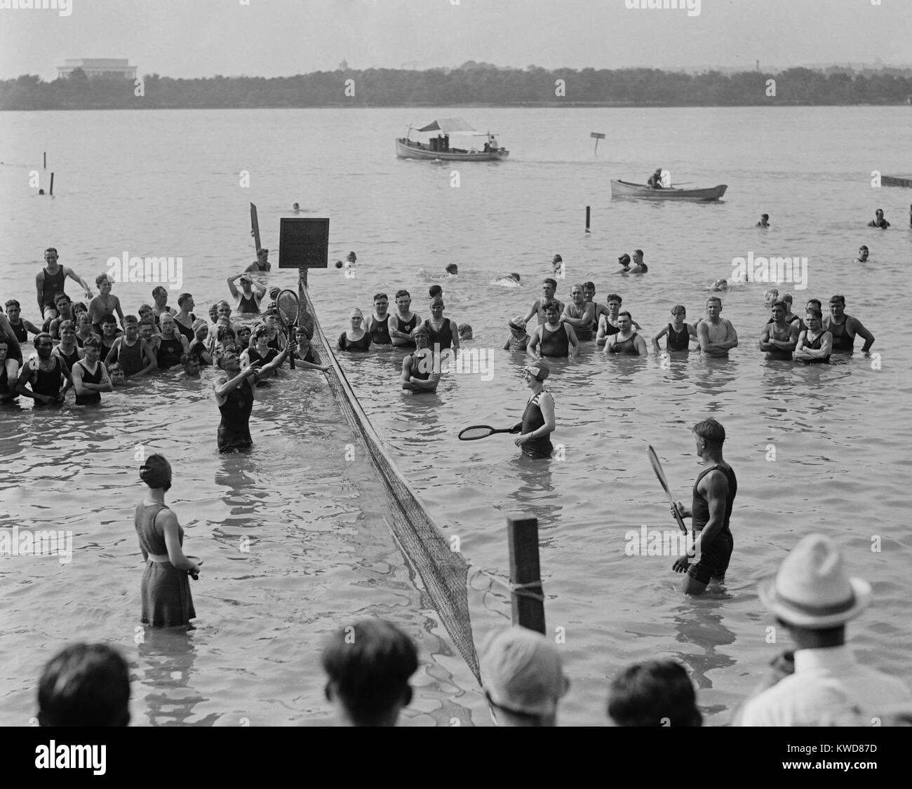 Partido de tenis del agua en la Cuenca Tidal, en Washington, D.C., 12 de agosto de 1921. (BSLOC 2015 17 143) Foto de stock