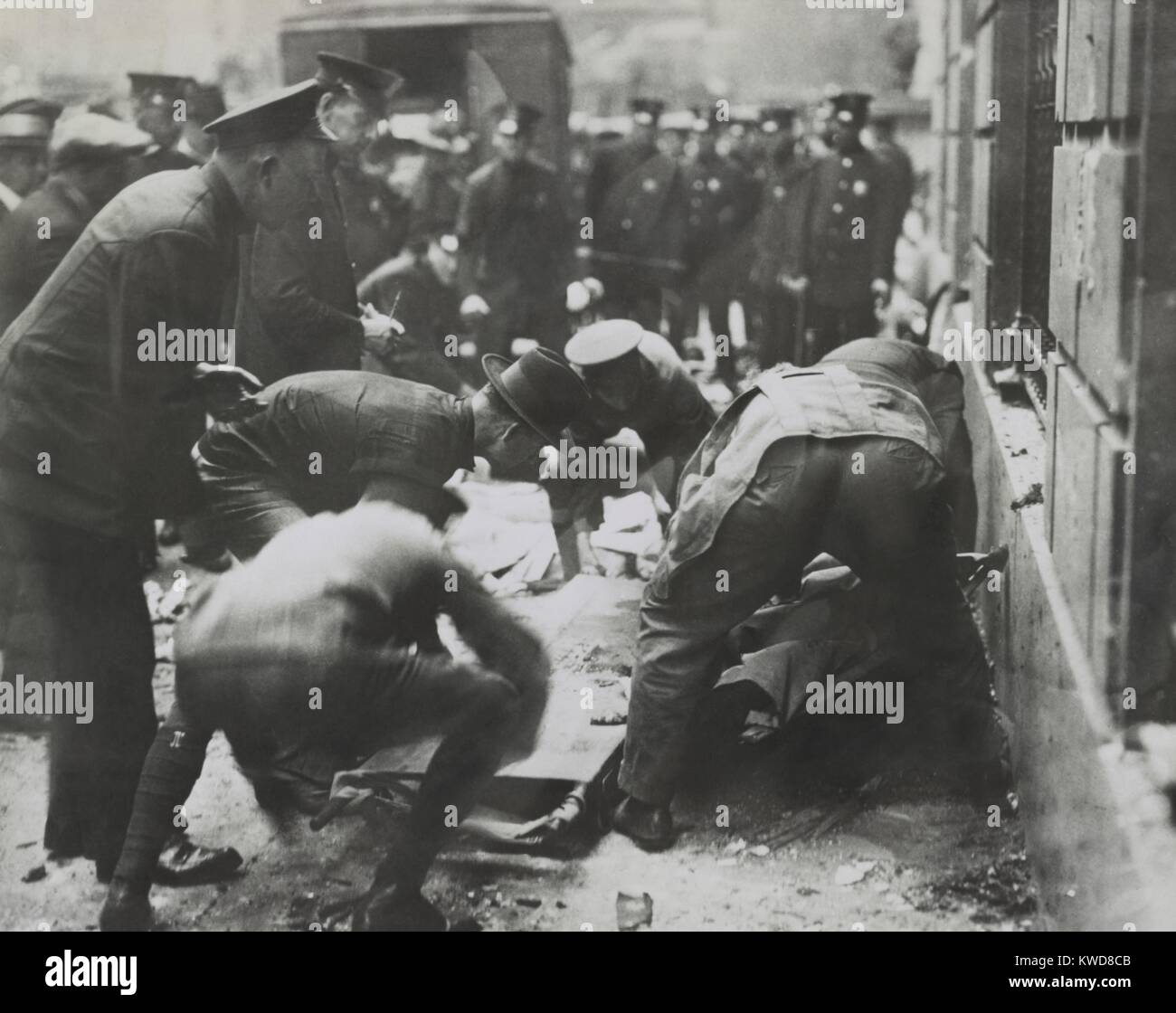 La remoción de los escombros de la policía para llegar a cuerpos tras el bombardeo de Wall St., 16 de septiembre de 1920, la ciudad de Nueva York. (BSLOC 2015 17 239) Foto de stock