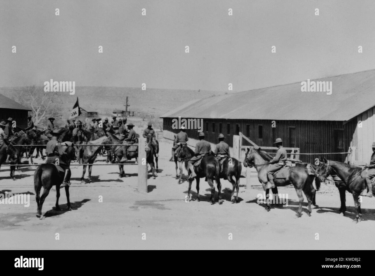 'Búfalo africano-americanos de los soldados de caballería en Fort Huachuca, establos, Sierra Vista, Arizona. 1928. (BSLOC_2015_16_132) Foto de stock