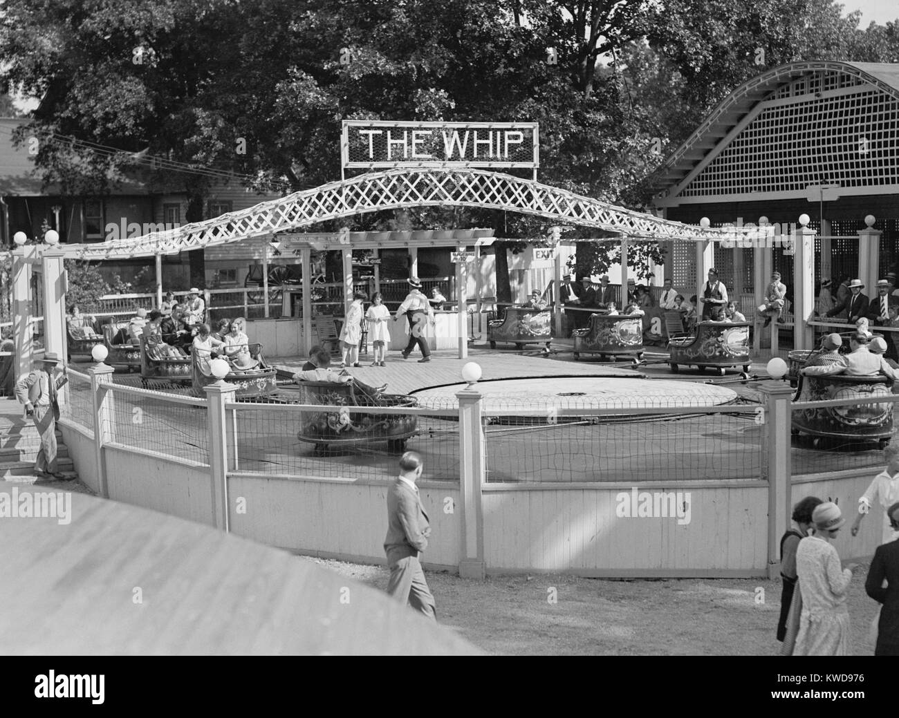 El látigo, un paseo en el parque de diversiones de Glen Echo 1928 en Maryland. Glen Echo estuvo restringido a los blancos hasta 1961, tras las protestas de los estudiantes de la Universidad de Howard en 1960 (BSLOC 2016 8 96) Foto de stock