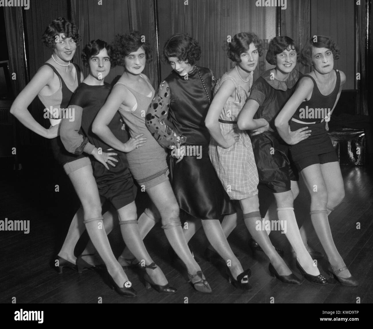 El Tío Sam's Follies, 24 de diciembre de 1925. Las mujeres jóvenes con laminados stocking en danza de ensayo. Washington, D.C. cercanías (BSLOC 2015 17 212) Foto de stock