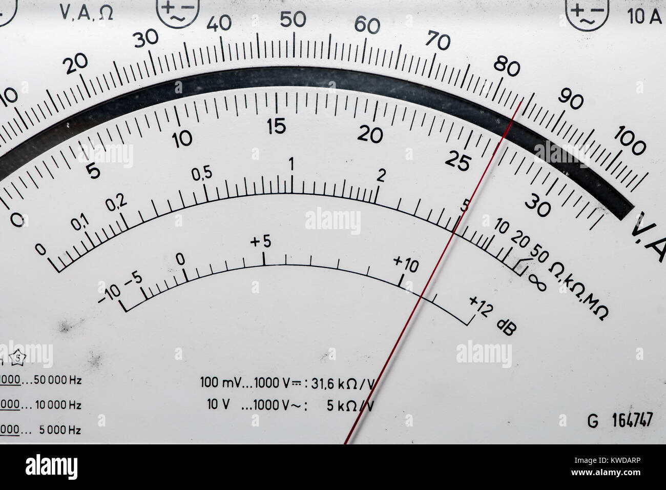 Detalle de un voltímetro analógico, puntero y escala Fotografía de stock -  Alamy