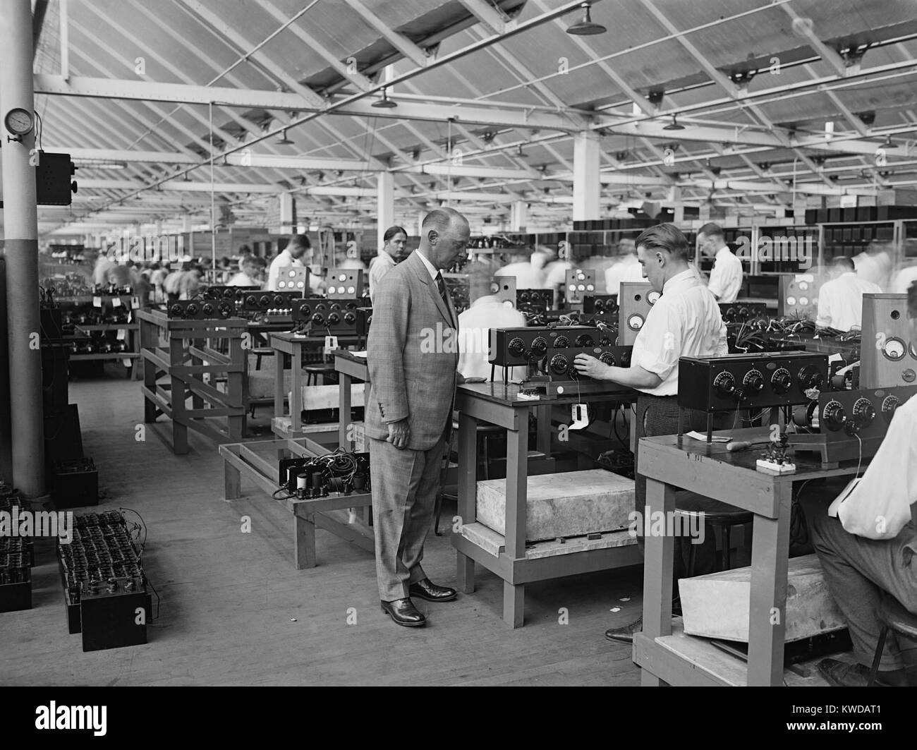 Atwater Kent, en la tabla de prueba de su nueva fábrica de radio de 2  millones de dólares en el norte de Filadelfia, 1925. En ese entonces, la  compañía era mayor fabricante