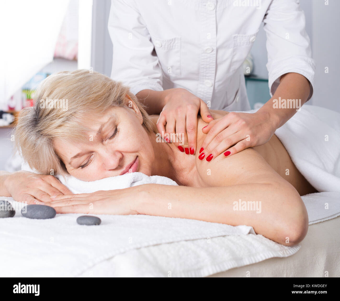 Papá Examinar detenidamente lantano Mujer madura cliente teniendo en procedimiento de Masajes Salón de belleza  Fotografía de stock - Alamy