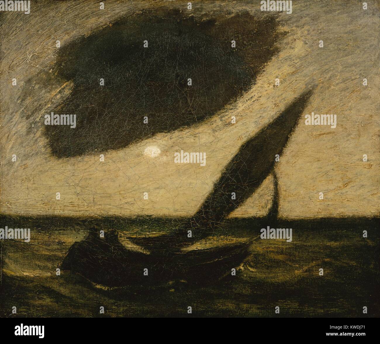 Bajo una nube, por Albert Pinkham Ryder, 1900, pintura americana, óleo sobre lienzo. Este evocador paisaje nocturno representa una gran nube oscura junto a una pequeña luna llena sobre un velero en el agua (BSLOC_2017_9_34) Foto de stock