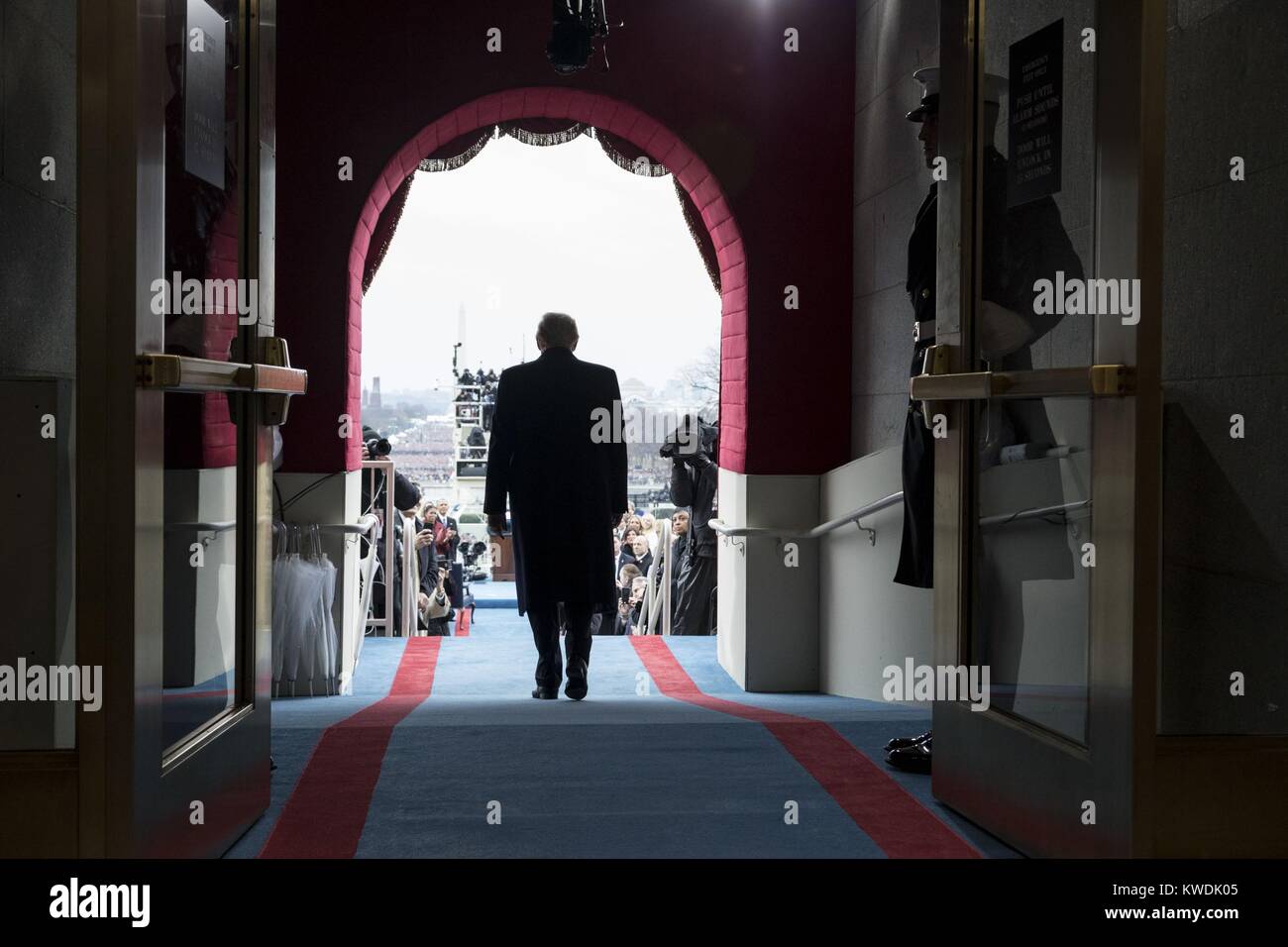 Vista posterior del Presidente electo, Donald Trump caminando a su juramento en la ceremonia inaugural. Enero 19, 2017 (BSLOC 2017 18 121) Foto de stock
